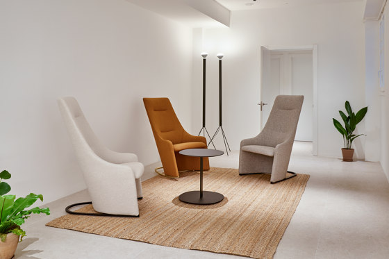 Nagi lounge chair with low backrest & smooth upholstery | Fauteuils | viccarbe