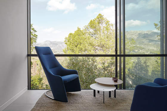 Nagi lounge chair - high backrest & soft upholstery with headrest | Fauteuils | viccarbe