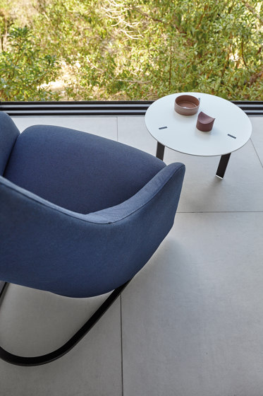 Nagi lounge chair with high backrest & smooth upholstery | Fauteuils | viccarbe