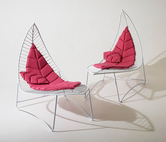 Leaf Chair On Low Base stand | Tumbonas | Studio Stirling