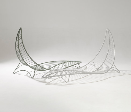 Leaf Chair On Low Base stand | Tumbonas | Studio Stirling