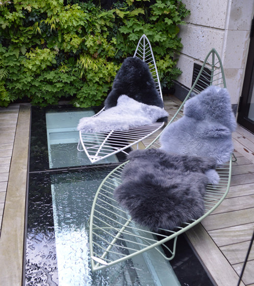 Leaf Chair On Low Base stand | Sonnenliegen / Liegestühle | Studio Stirling