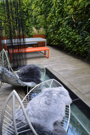 Leaf Chair On Low Base stand | Lettini giardino | Studio Stirling