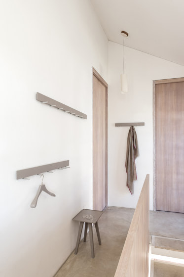 TRACE wall-mounted coat rack | Barre attaccapanni | Schönbuch