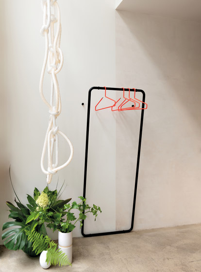 CURVE Wall-mounted rack | Appendiabiti | Schönbuch