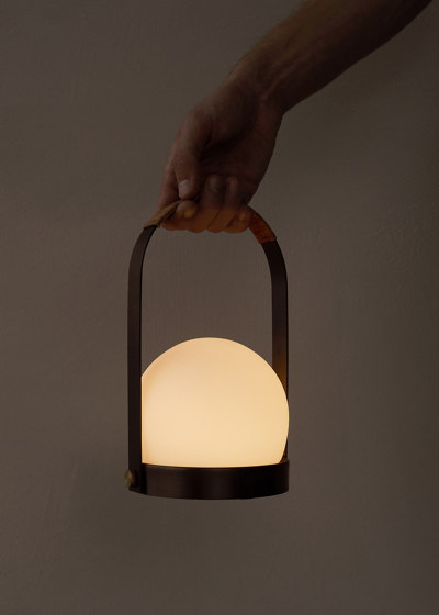 Carrie Table Lamp | Brushed Brass | Luminaires de table | Audo Copenhagen