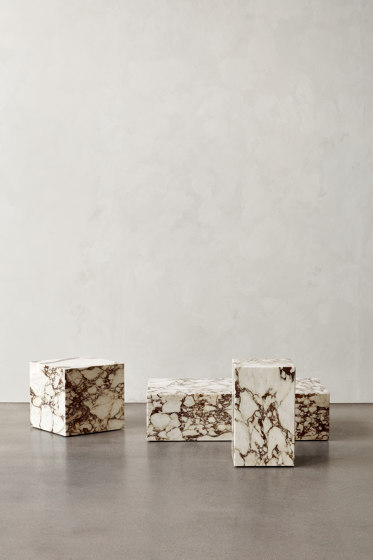 Plinth Cubic | Brown Grey | Tavolini alti | Audo Copenhagen