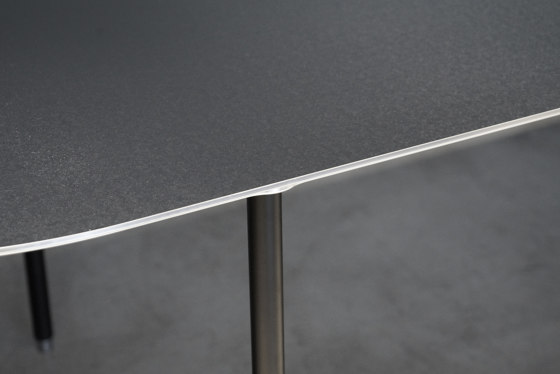 TEE | table | Scrivanie | By interiors inc.