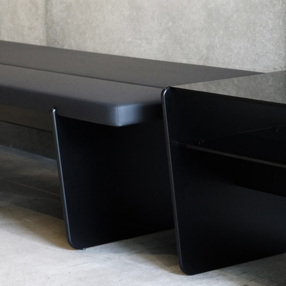 SLED | side table | Tavolini alti | By interiors inc.