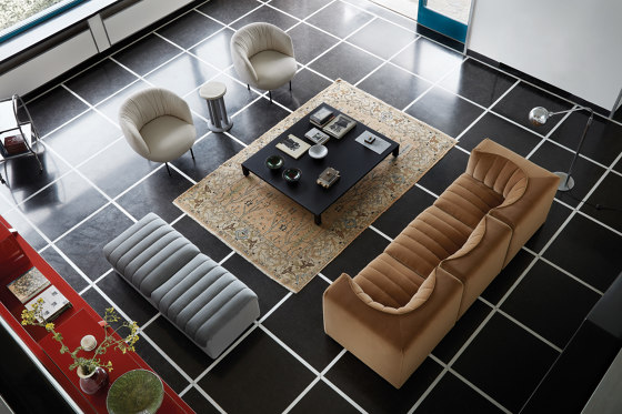 Arcolor Petite table 100 - Version avec avec base laquée Bordeaux arflex et plateau en marbre Carrara | Tables basses | ARFLEX