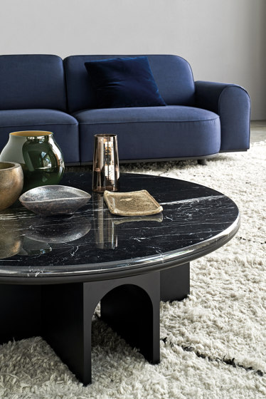 Arcolor Small Table 100 - Version with bordeaux arflex lacquered Base and Carrara Marble Top | Mesas de centro | ARFLEX