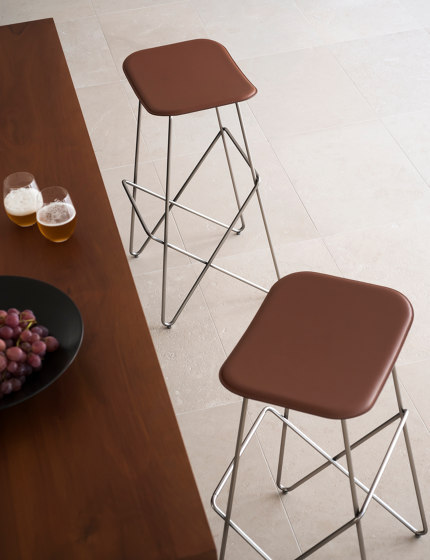 Endless stool | Bar stools | Desalto