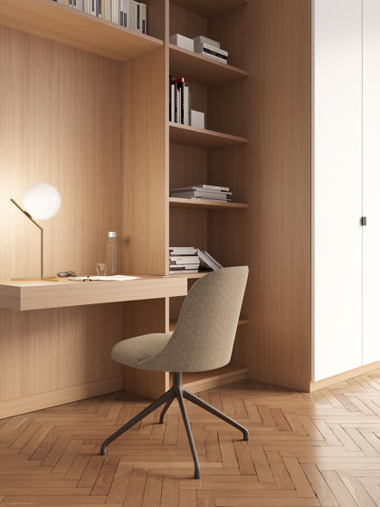 Aleta chair - pyramid swivel base with casters & armrest | Sedie | viccarbe