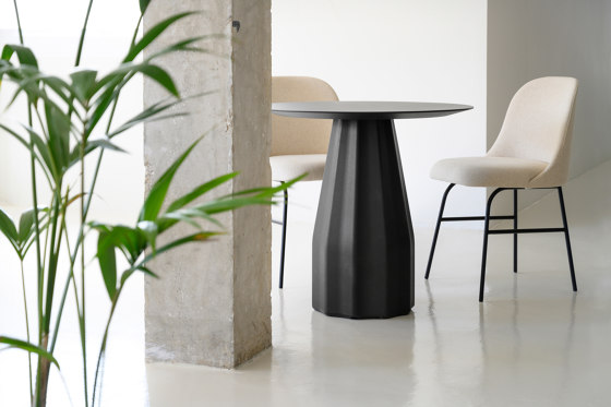 Aleta chair - pyramid swivel base with casters & armrest | Sedie | viccarbe