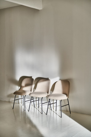 Aleta chair - four metal legs base with armrest | Stühle | viccarbe