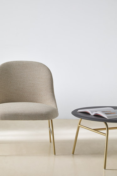 Aleta chair - four metal legs base with armrest | Stühle | viccarbe