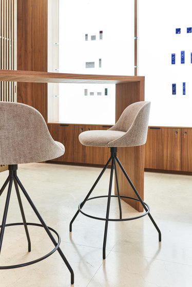 Aleta chair - pyramid swivel base with casters & armrest | Sedie | viccarbe