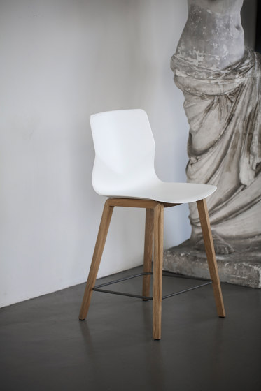 FourSure® 90 upholstery wooden legs | Taburetes de bar | Ocee & Four Design