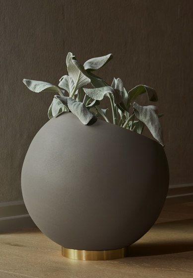 Globe | vase w. stand large | Floreros | AYTM