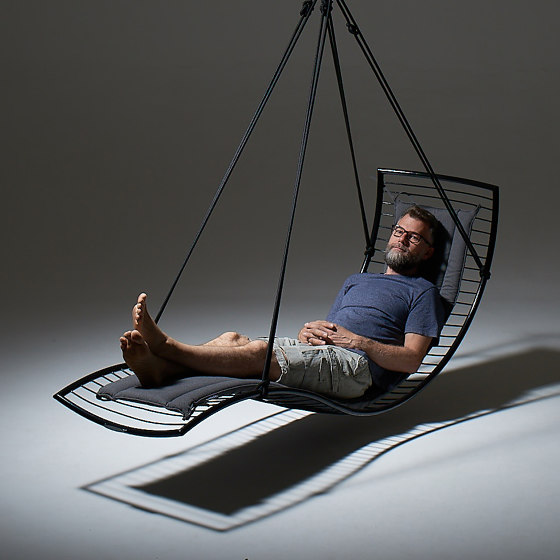 Curve Wave Lounger Swing Chair on Base stand | Sonnenliegen / Liegestühle | Studio Stirling