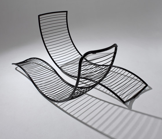 Curve Wave Lounger Swing Chair on Base stand | Lettini giardino | Studio Stirling