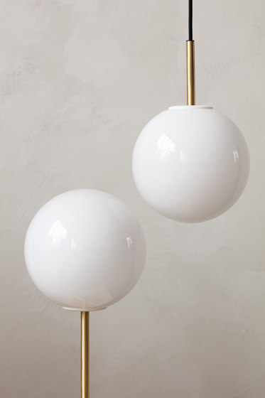 TR Bulb | Table Lamp | Brushed Brass | Shiny Opal Bulb | Luminaires de table | Audo Copenhagen