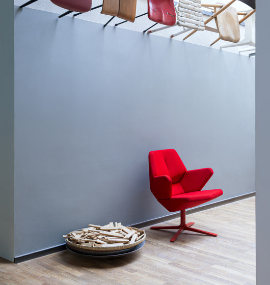 Trifidae lounge chaise I wooden base | Fauteuils | Prostoria