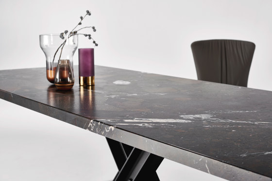 Victor Dining Table of Stone | 1470 | Dining tables | DRAENERT