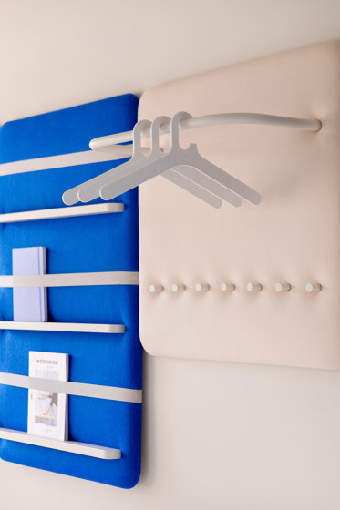 Pillow Wall | Panel with rack for 6 coat hangers and 7 coat hooks | Appendiabiti | Cascando