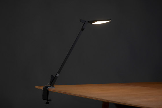 Splitty Pro Desk Lamp with through-table mount, Matte Black | Luminaires de table | Koncept