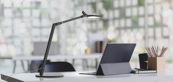 Splitty Pro Desk Lamp with grommet mount, Matte Black | Lámparas de sobremesa | Koncept