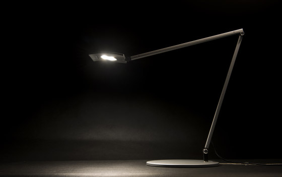 Mosso Pro Desk Lamp with power base (USB and AC outlets), Metallic Black | Luminaires de table | Koncept