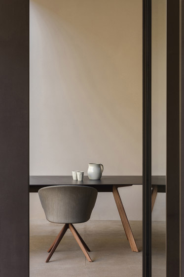 Blum fauteuil de salle à manger avec pieds en bois | Chaises | Expormim