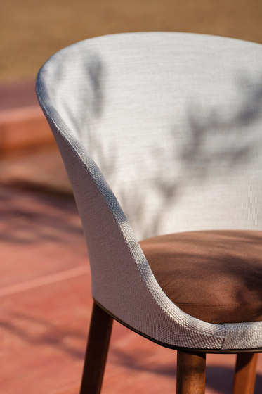 Blum Stuhl mit Armlehene, Beine in Holz | Stühle | Expormim