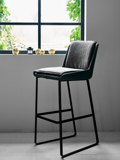 Cambria XL Chair | Chaises | QLiv