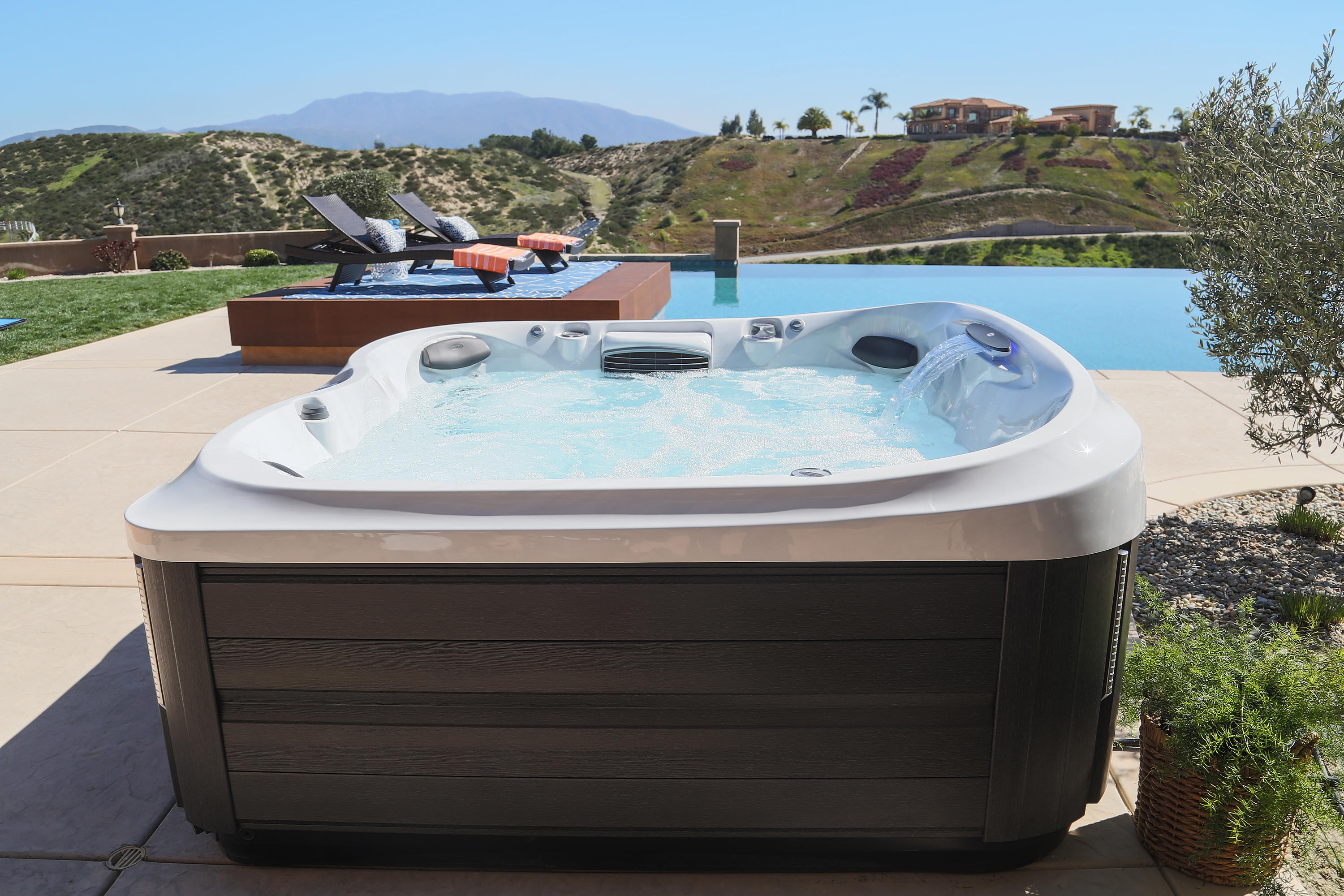 Jacuzzi J-475™ large designer hot tub with lounge seat