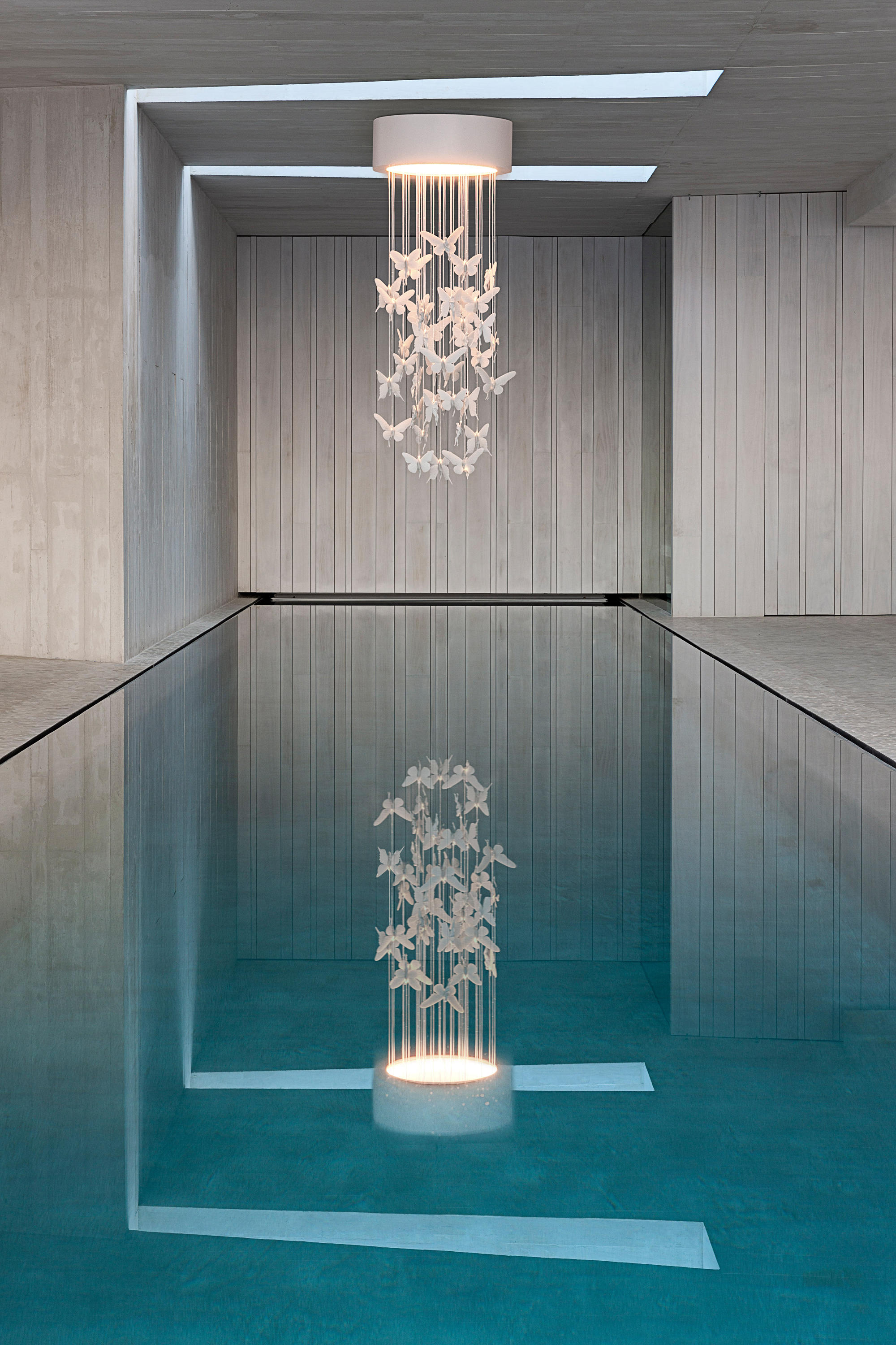 Re-cyclos Niagara Chandelier 1.10m (CE/UK) | White | Architonic