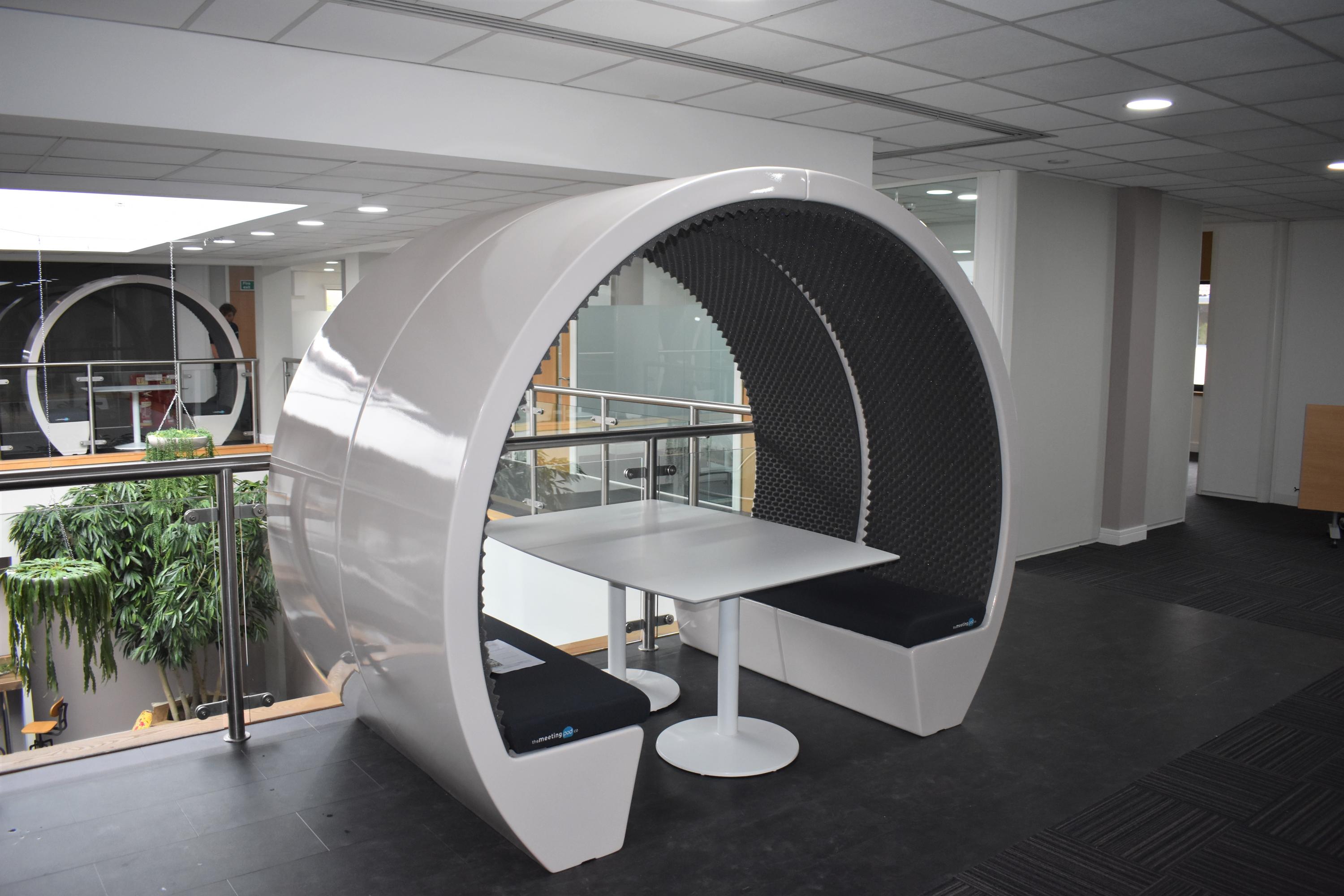 4 Person Fully Enclosed Meeting Pod with Glass Back Panel | Architonic