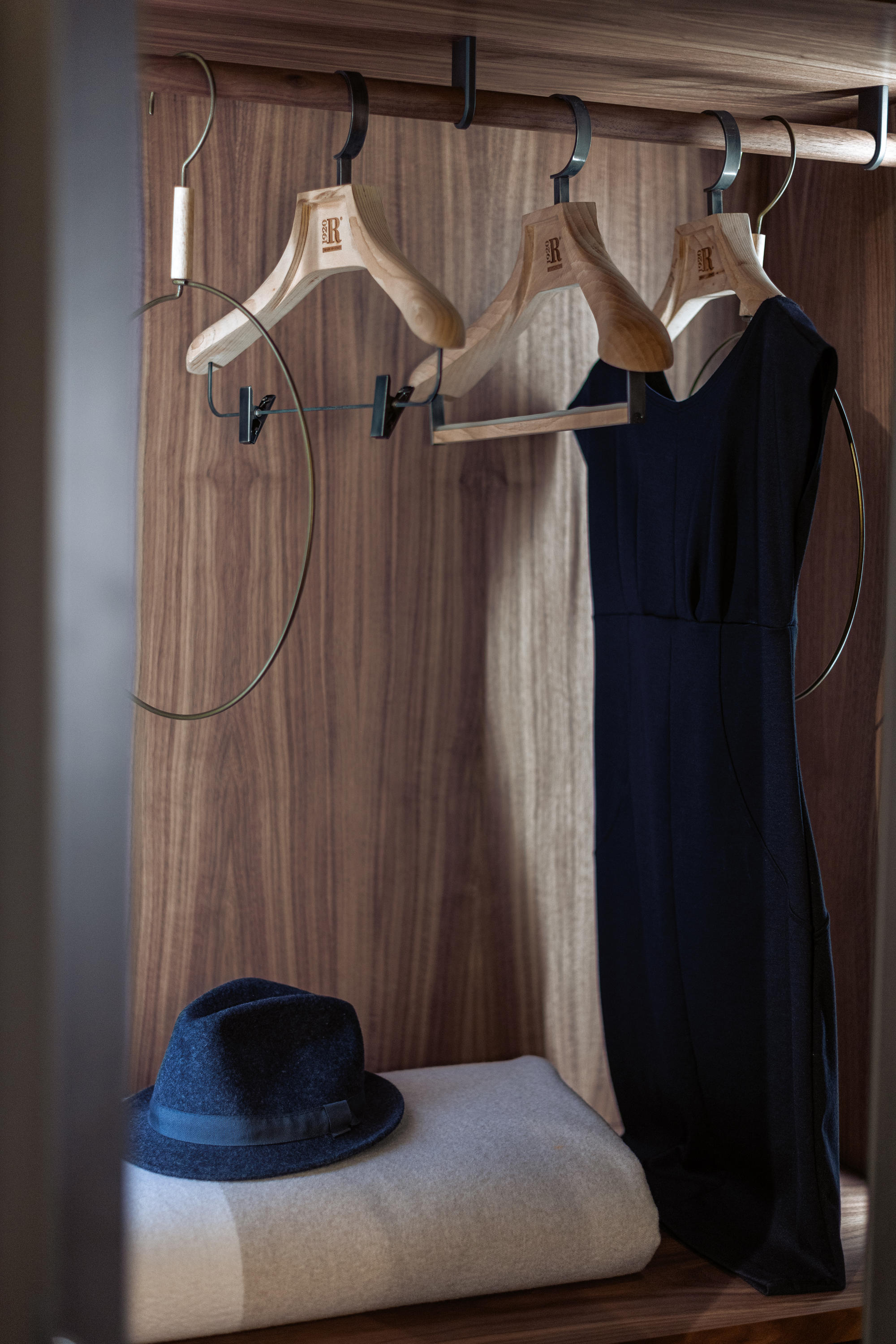 AVANT OPEN Armario vestidor composable de madera maciza con luces  integradas By Riva 1920
