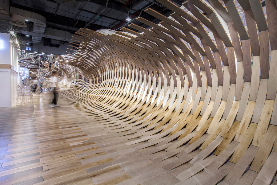 Wood floors whip up a surge, creating spectacular sensory illusions de TOWOdesign | Estructuras temporales