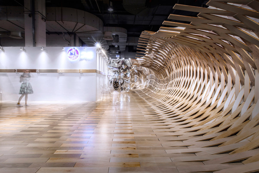 Wood floors whip up a surge, creating spectacular sensory illusions de TOWOdesign | Bâtiments provisoires
