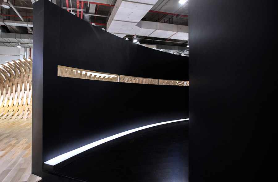 Wood floors whip up a surge, creating spectacular sensory illusions de TOWOdesign | Bâtiments provisoires