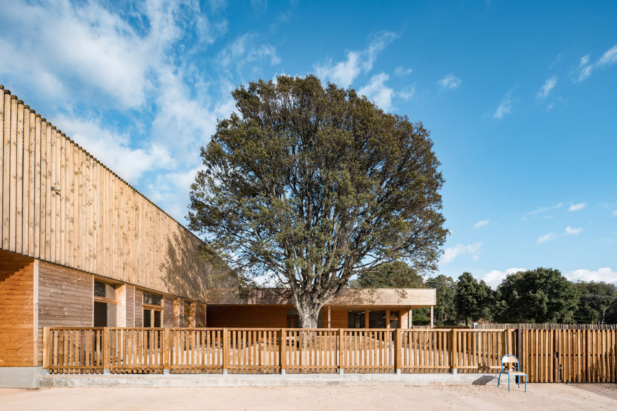Groupe Scolaire à Strega by Amelia Tavella Architectes | Schools