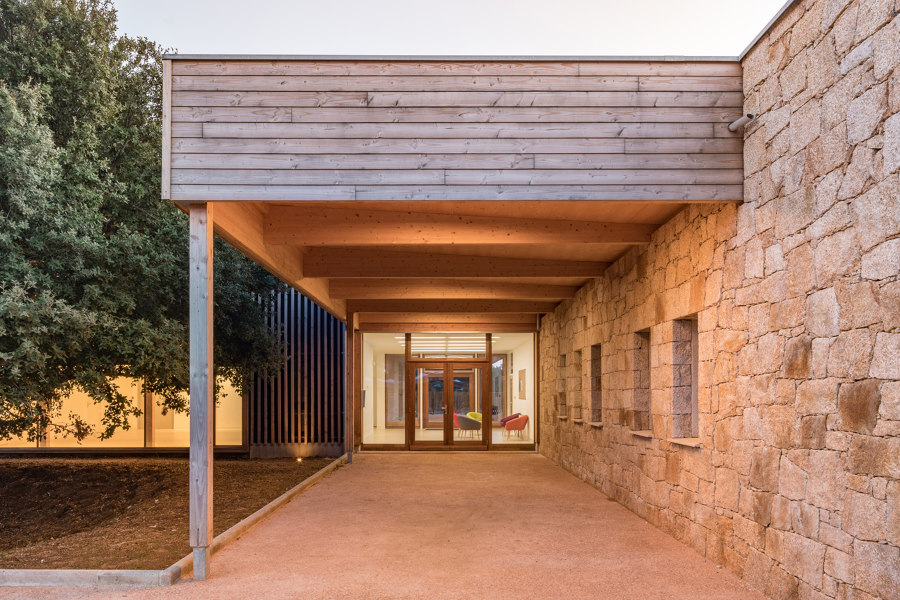 Groupe Scolaire à Strega by Amelia Tavella Architectes | Schools