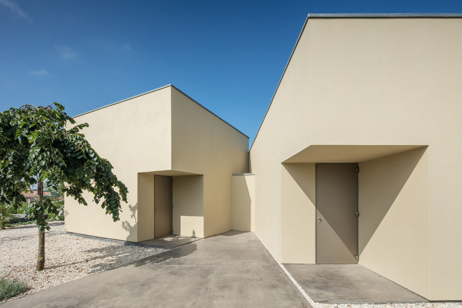 Office building in Arada by Nelson Resende | Office buildings