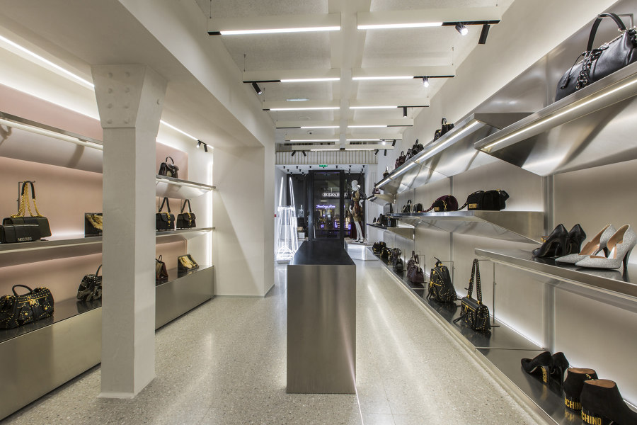 Moschino Showroom von Fabio Ferrillo | Shop-Interieurs