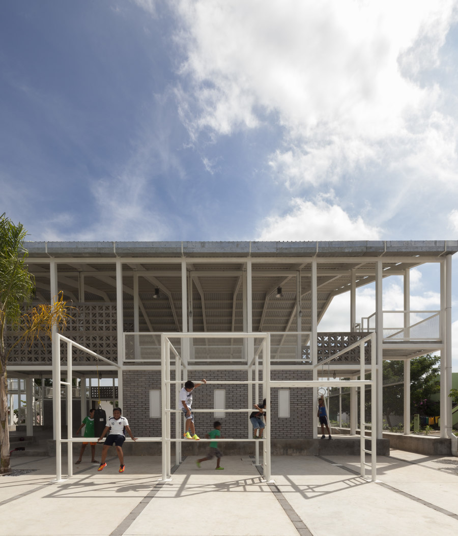 Court by Rozana Montiel Estudio de Arquitectura | Sports facilities