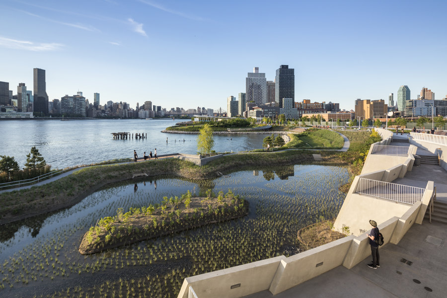 Hunter’s Point South Waterfront Park Phase II de SWA/BALSLEY and WEISS/MANFREDI | Parques