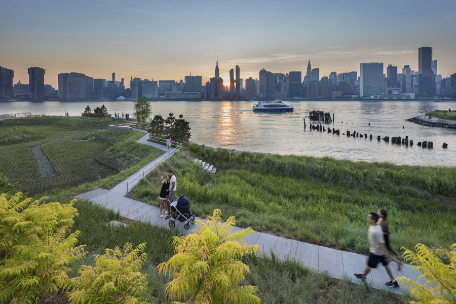 Hunter’s Point South Waterfront Park Phase II de SWA/BALSLEY and WEISS/MANFREDI | Parques