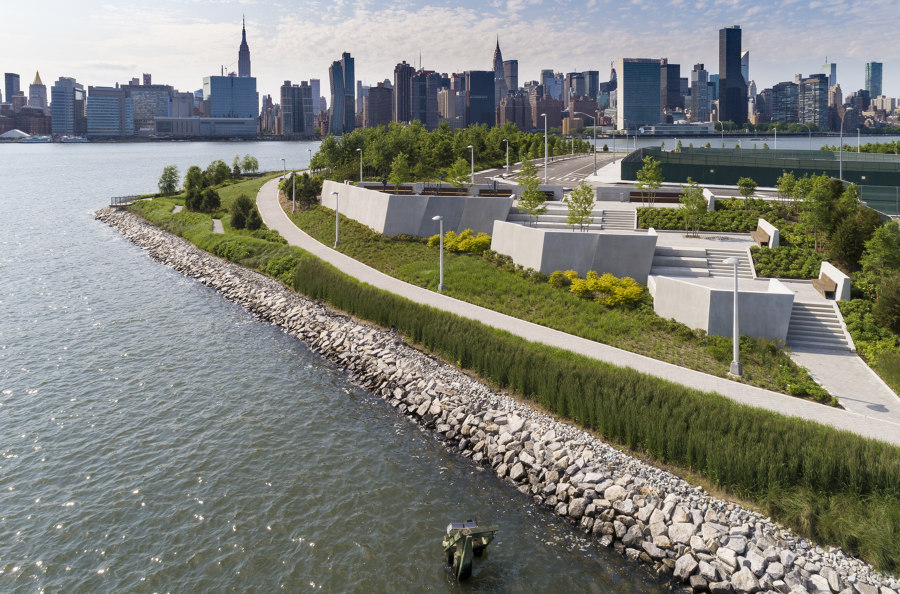 Hunter’s Point South Waterfront Park Phase II di SWA/BALSLEY and WEISS/MANFREDI | Parchi